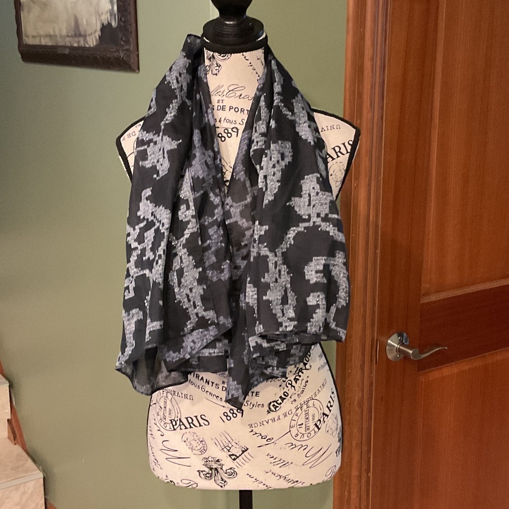 Chic Black And Gray Patterned Scarf - image 1